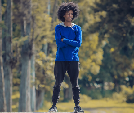 mand i træningstøj, blå langærmet trøje og sorte lange bukser, udendørs