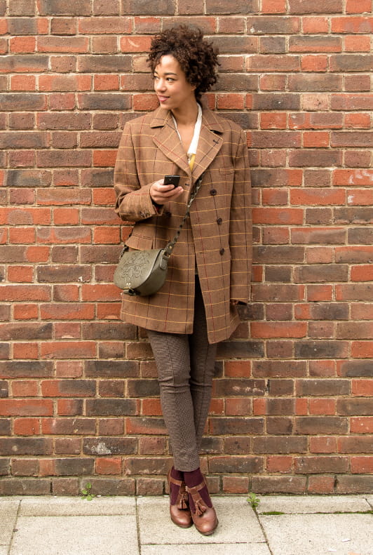 London stil: Ternet, brun uldfrakke med brune lædersko og crossover taske